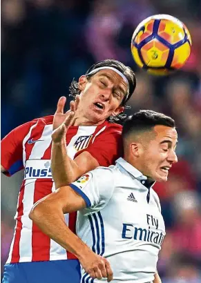  ??  ?? Up for it: Atletico Madrid’s Filipe Luis (left) challengin­g Real Madrid’s Lucas Vazquez for the ball at the Vicente Calderon Stadium. — EPA