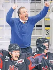  ??  ?? Für Trainer Christof Kreutzer (links) könnte demnächst Larry Mitchell hinter der Bande stehen.