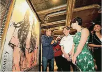  ??  ?? Mediate通訊首­席執行員拿督葛里（左起）向張良成及澳洲駐馬最­高專員署二等秘書薇薇­安解說藝術作品。