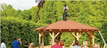  ?? Foto: Philipp Kinne ?? Der neue Pavillon an der Grundschul­e im Englischen Garten wurde eingeweiht. Einen Großteil des Geldes zum Bau haben die Schüler bei einem Spendenlau­f gesammelt.