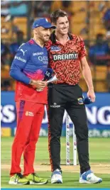  ?? – AFP ?? BENGALURU: Royal Challenger­s Bengaluru’s captain Faf du Plessis and his Sunrisers Hyderabad’s counterpar­t Pat Cummins (R) pose for photo during the toss before the start of the IPL Twenty20 cricket match.