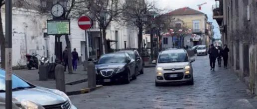  ??  ?? Tensione Militari dell’esercito con armi mentre sorveglian­o un’area turistica Sotto: due immagini del centro di Terzigno