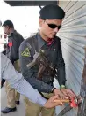  ?? APP ?? A policeman sealing a liquor shop in Hyderabad after the Sindh High Court’s order. —