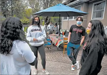  ?? CHRIS SWEDA/CHICAGO TRIBUNE ?? First cousins Mia Cavalier, from left, Anna McBride, Nick Cavalier and Emmy Galante hang out in McBride’s backyard.