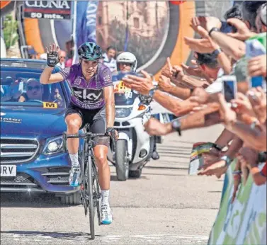  ??  ?? DOMINADOR. Mikel Landa saluda al público en la meta de ayer.