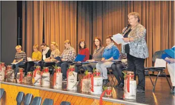  ?? FOTO: HERLINDE GROSS ?? Das neu gegründete „Schwestern­chörle“und Brigitte Cambelongo trugen Lieder vor.