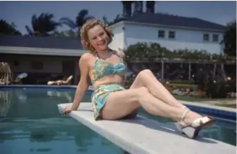  ?? Foto: AP/NTB scanpix ?? Sonja Henie levde et liv i sus og dus i USA. Her ved bassenget i sitt hjem i California i juni 1948. Hun ble også amerikansk statsborge­r.