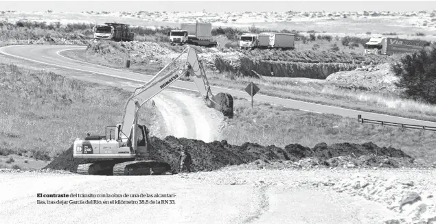  ?? FOTOS: JANO RUEDA-LA NUEVA. ?? El contraste del tránsito con la obra de una de las alcantaril­las, tras dejar García del Río, en el kilómetro 38,8 de la RN 33.