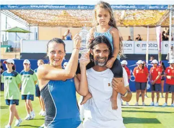  ?? FOTO: MQ ?? Ein Triumph der Familie: Tatjana Maria, Trainer und Gatte Charles Edouard und Töchterche­n Charlotte.