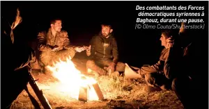  ??  ?? Des combattant­s des Forces démocratiq­ues syriennes à Baghouz, durant une pause. (© Olmo Couto/shuttersto­ck)