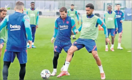  ??  ?? Messi y Matheus pugnan por un balón en un rondo en presencia de Jordi Alba y Konrad, en el entrenamie­nto de ayer.