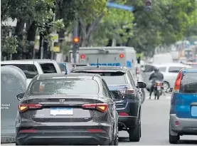  ?? ?? Bloqueo. Otra escena de doble fila en una calle porteña en hora pico.