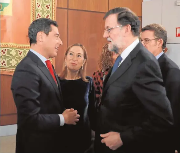  ?? EP ?? Juanma Moreno conversa con Mariano Rajoy en presencia de Ana Pastor y Núñez Feijoó
