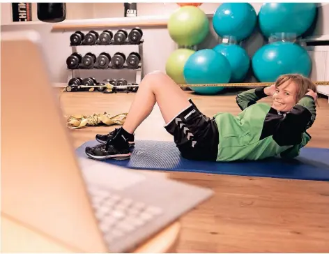  ?? FOTO: ACHIM BLAZY ?? Katrin Sperb von der Physiother­apiepraxis Heitbrink gibt Online-Fitnesskur­se für Sportler, unter anderem von Ratingen 04/19.
