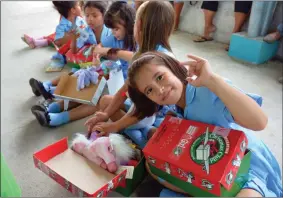  ?? Photo contribute­d ?? Children in Costa Rica open their shoebox-size gifts from Operation Christmas Child.