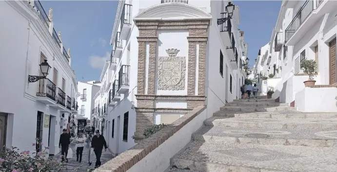  ?? Fotos: Encarna Albiol/José Nieto ?? Die wahrschein­lich meistfotog­rafierte Ecke in Frigiliana ist die Kreuzung der Calle Real mit der Calle Hernando El Darro.