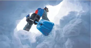  ?? FOTO: KARL-JOSEF HILDENBRAN­D/DPA ?? Ein Mitglied der Bergwacht schaufelt beim Lawinenhun­dekurs der Allgäuer Bergwacht den Eingang zu einem Schneeloch frei. Bergwacht, Polizei und Deutscher Alpenverei­n warnen vor Gefahren in der Wintersais­on.