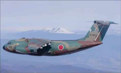  ?? JASDF ?? Paysage japonais typique pour ce C-1 du 402nd Tactical Airlift Squadron. Le C-1 vola pour la première fois en 1970, illustrant la volonté des Japonais de relancer leur industrie aéronautiq­ue.