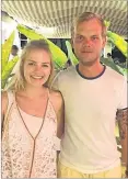  ?? INSTAGRAM ?? EN OMAN. Una fan y su foto con Avicii, una de las últimas.