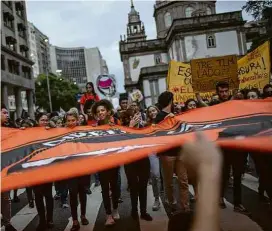  ?? Mauro Pimentel - 26.out.18/ AFP ?? Estudantes da UFF (Universida­de Federal Fluminense) carregam bandeira contra o fascismo barrada pela Justiça