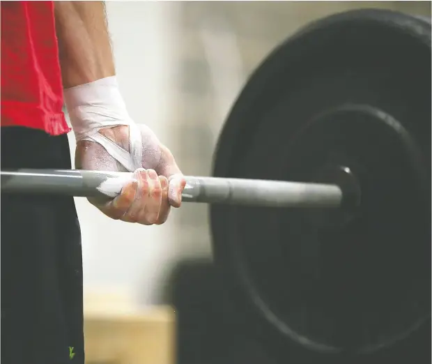  ?? JUSTIN SULLIVAN / GETTY IMAGES ?? A recent analysis of weight-training studies suggests that gains in strength and mass weren’t compromise­d by young adults who avoided training to failure.