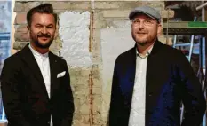  ??  ?? Heiko Grote (links) und Michael Meißler wollen das Harterhaus zu neuem Leben er‰ wecken.