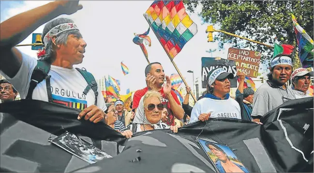  ?? FOTOS: AP ?? PUEBLOS ORIGINARIO­S. En la obra se analiza la cuestión de México, Bolivia, Perú y Argentina. La colonialid­ad es uno de los puntos de debates tratados por Svampa.