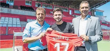  ?? FOTO: GIRONA FC ?? El delantero inglés Patrick Roberts, junto al director deportivo Quique Cárcel (i) y el presidente del Girona Delfí Geli (d)