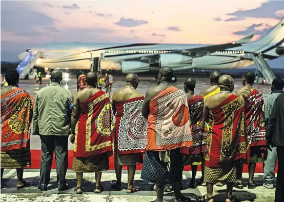  ?? FOTOGRAFÍA­S POR JOAO SILVA/THE NEW YORK TIMES ?? El rey Mswati III tiene un avión real de 58 millones de dólares, y los jóvenes como Manqoba Motsa (ext. izq.), activista del Partido Comunista, dicen que él es indiferent­e ante sus luchas.