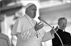  ??  ?? Paus Franciscus leider van de rooms katholieke kerk. Om het tekort aan priesters tegen te gaan overweegt het Vaticaan om oudere gehuwde mannen in te wijden tot priester. (Foto: Kerknet)