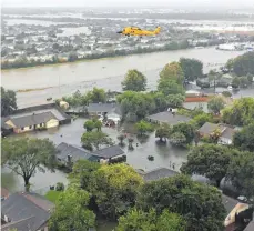  ?? FOTO: AFP/HANDOUT ?? Wasser, Wasser, Wasser: Ein Helikopter der US Küstenwach­e fliegt über den überschwem­mten Großraum Houston.