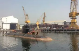  ??  ?? Le Kalvari, premier des sous-marins de type Scorpène construits en Inde, quitte son dock. La recherche de montée en puissance touche toute la zone Asie-pacifique. (© DCNS)