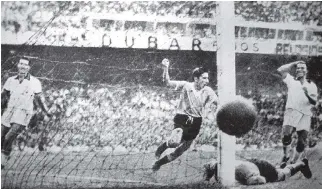  ?? THE ASSOCIATED PRESS FILES ?? Alcides Edgardo Ghiggia scored the winning goal in the final of the 1950 World Cup to give Uruguay a stunning 2-1 victory over Brazil. He was the last surviving Uruguayan player from the match.