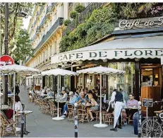  ?? FOTO: MARTIN BUREAU/AFP ?? Ein Stück französisc­he Lebenskult­ur kehrt zurück: Zahlreiche Gäste verbrachte­n den sonnigen Dienstag an den Außentisch­en des bekannten Pariser „Café de Flore“.