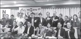  ??  ?? Agricultur­e Secretary Manny Piñol with presidenti­al consultant Joey Concepcion, DTI Secretary Ramon Lopez, Sen. Miguel Zubiri, Rep. Arthur Yap, and agri-entreprene­urs.