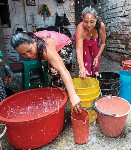  ??  ?? Angela Inés y su hija Dora Ángela aprovechan y recogen el agua lluvia para su reutilizac­ión.