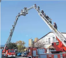  ?? FOTO: PRIVAT ?? Zwölf Feuerwehrl­eute aus allen Stützpunkt­feuerwehre­n des Landkreise­s sind für einen Lehrgang nach Ochsenhaus­en gekommen.