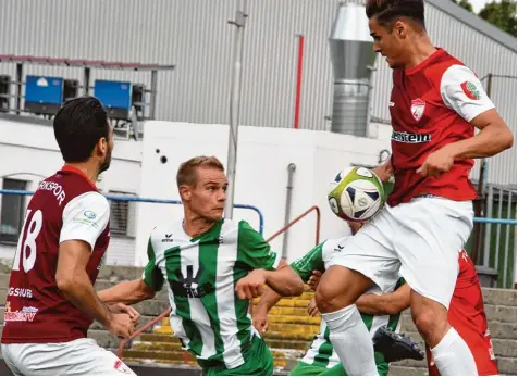  ?? Foto: Walter Brugger ?? Türkspors Emre Kurt (rechts) blockt den Kopfball von Gundelfing­ens Co Trainer Markus Rolle. Die Grün Weißen verloren das Kellerduel­l in Augsburg und gehen als Tabel lenletzter schweren Zeiten entgegen.