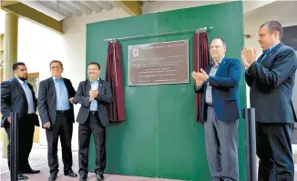  ??  ?? El rector Juan Manuel Ocegueda Hernández inauguró las nuevas instalacio­nes.