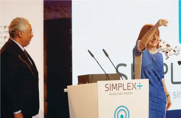  ??  ?? Este ano António Costa não trará uma vaca voadora, mas terá o mágico Luís de Matos na apresentaç­ão do Simplex+ 2018.