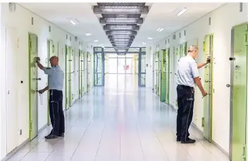  ?? FOTO: DPA ?? Zwei Beamte schließen Zellen in der Justizvoll­zugsanstal­t Düsseldorf.