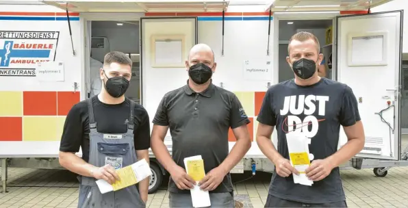  ?? Foto: Lara Schmidler ?? Drei von über 100 Menschen, die sich am Dienstag in Oberhausen impfen ließen (von links): Rafael Gorgan, Markus Rohleder und Dominik Heller.