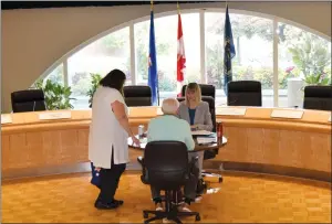  ?? NEWS PHOTO COLLIN GALLANT ?? Candidates file paperwork with chief returning officer Angela Cruickshan­k on Monday morning in council chambers as nomination­s were accepted ahead of the Oct. 16. Hatters will have four mayoral, 19 council and a variety of school board candidates when...
