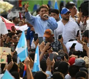  ?? ?? El ahora excandidat­o presidenci­al Carlos Pineda se unió a la manifestac­ión en las afueras de la Corte Constituci­onal. aFP