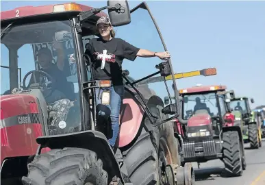  ?? / ALAISTER RUSSELL ?? Parts of the R59 highway near Vereenigin­g were blocked yesterday during a protest over farm murders. Similar demonstrat­ions were held in other parts of the country.