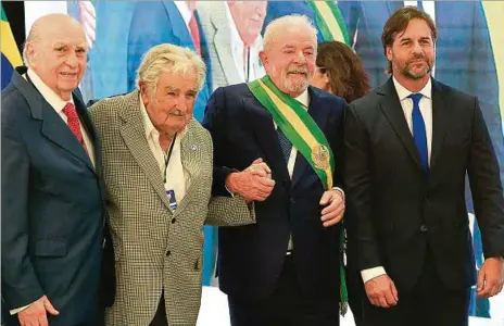  ?? ?? SEÑAL. Lula da Silva se fotografía con la delegación uruguaya en Brasilia, integrada por Luis Lacalle Pou, José Mujica y Julio María Sanguinett­i.