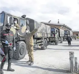  ?? EFE / ANDREA FASANI ?? Camiones del Ejército italiano trasladan 45 féretros a Ferrara, ayer.