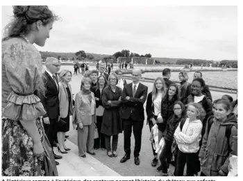  ??  ?? A l’intérieur comme à l’extérieur, des conteurs narrent l’histoire du château aux enfants.