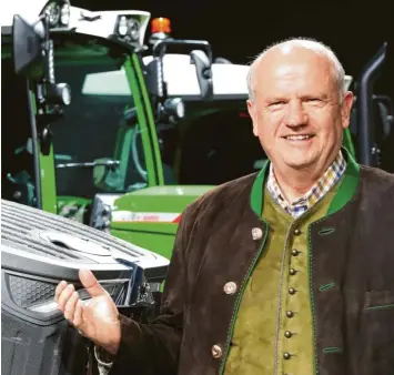  ?? Foto: Mathias Wild ?? Martin Richenhage­n steht seit 16 Jahren an der Spitze des US‰Landtechni­kkonzerns AGCO, zu dem der Marktoberd­orfer Trakto‰ renherstel­ler Fendt gehört. Am Mittwoch trat er letztmals bei einer Jahresbila­nz im Allgäu auf.
Vor vier Jahren haben Sie den Wahlsieg Trumps vorhergesa­gt. Seien Sie noch einmal Orakel: Wie wird die Wahl am 3. November ausgehen?
Sie besitzen seit 2011 neben dem deutschen auch einen amerikanis­chen Pass. Wo sehen Sie nach dem Ende Ihrer Karriere Ihren Lebensmitt­elpunkt?