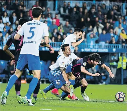  ?? DAVID RAMOS / GETTY ?? Sergi Roberto fue derribado dentro del área por Charles y Luis Hernández